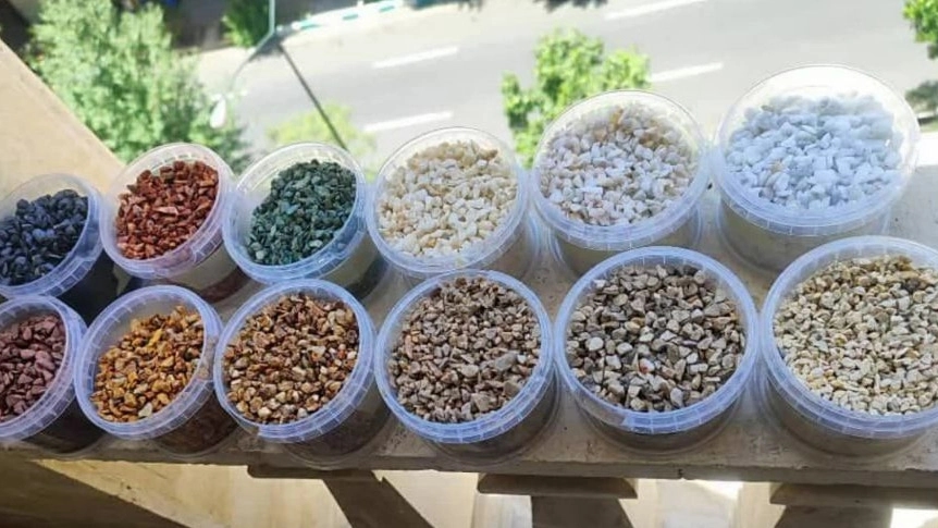 الألوان الطبيعية والحصى في أداء micro -